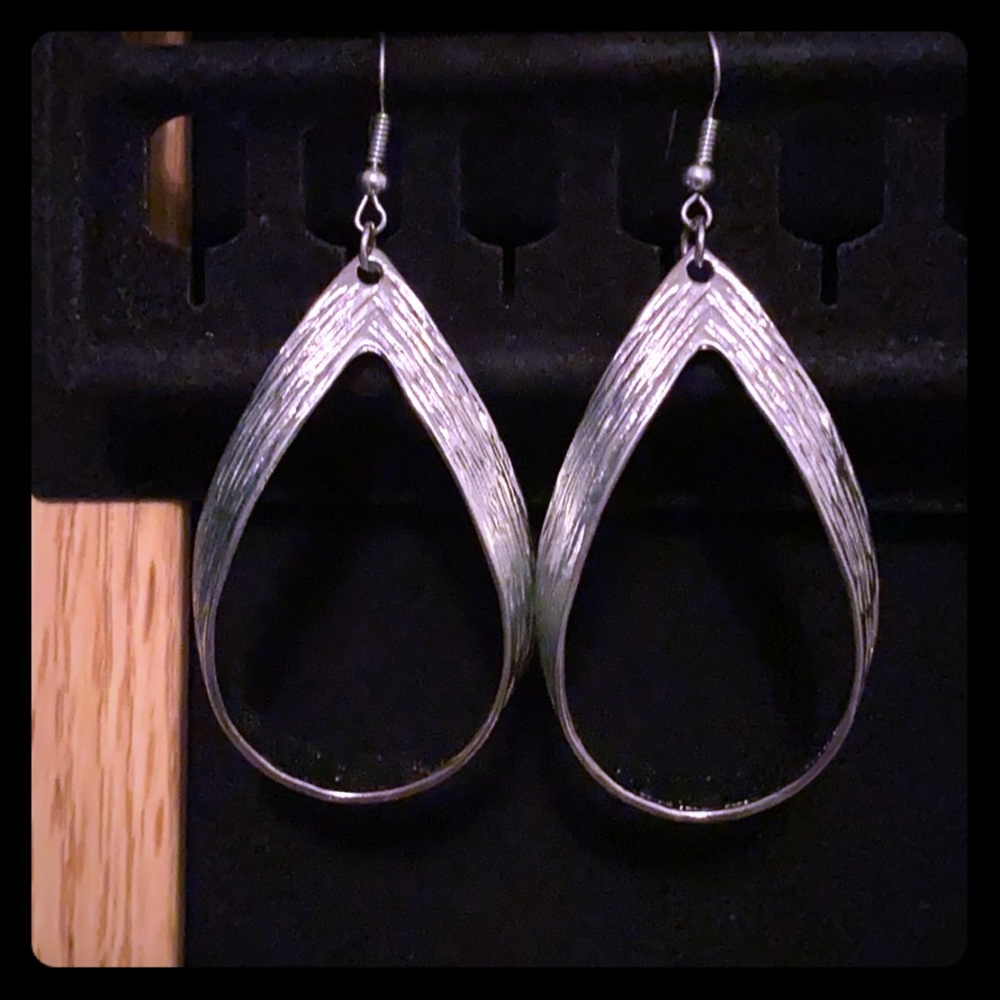 Large teardrop-loop earrings